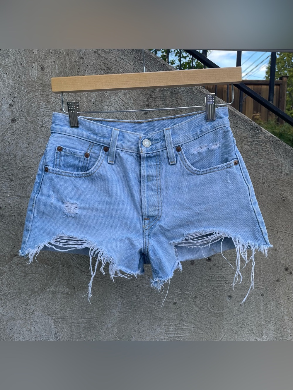 Lightwash Levi’s 501 denim distressed shorts size 25